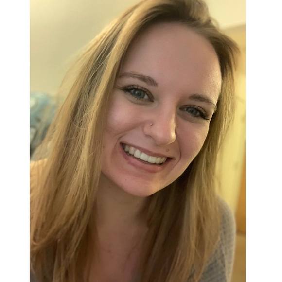Profile Picture of Ashley Moehle (@ilikemooses) on Poshmark
