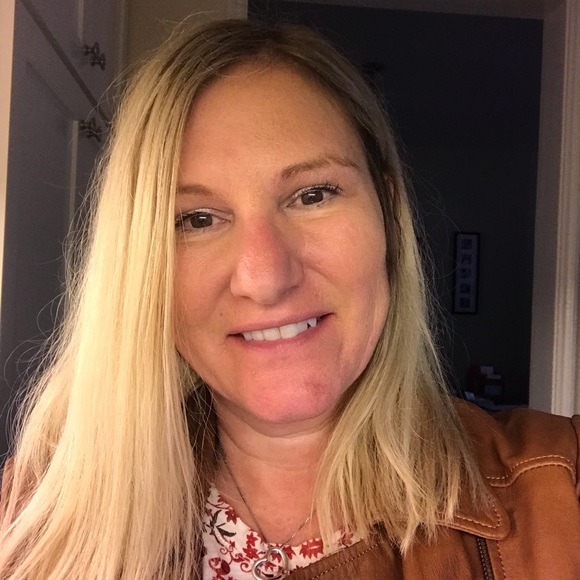 Profile Picture of Diane Simon (@dianesimon123) on Poshmark