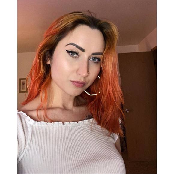 Profile Picture of Haley Henning (@haleyhenning) on Poshmark