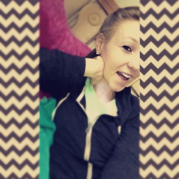 Profile Picture of Ashleey Mikulaj (@ashleey1997) on Poshmark