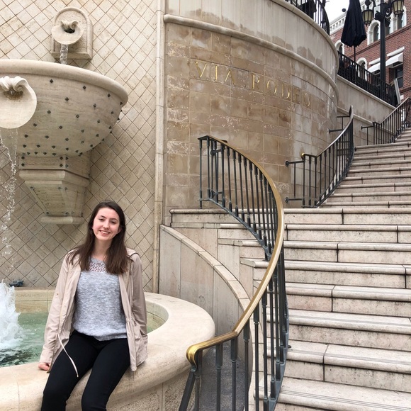 Profile Picture of Nicole Wojnowski (@nwojo18) on Poshmark