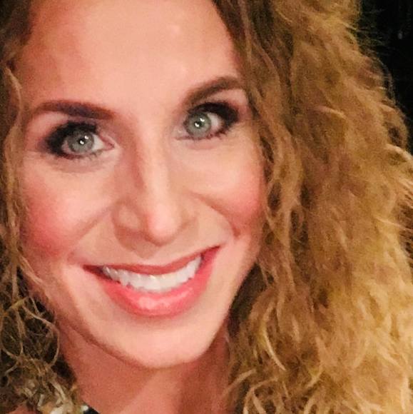 Holly Horak - Poshmark Profile Picture of Holly Horak (@hapyreclus) on Poshmark