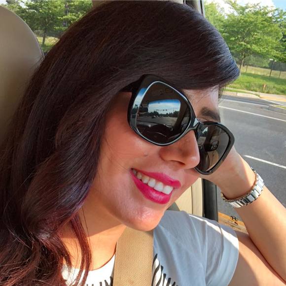 Profile Picture of Niloofar Niknejad (@niloonik) on Poshmark