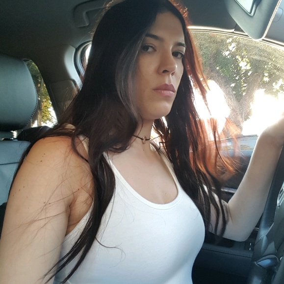 Profile Picture of Melly Mavian (@mellyem) on Poshmark