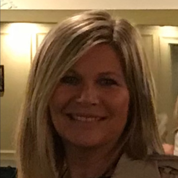 Profile Picture of Debra Steele (@dsteele220) on Poshmark