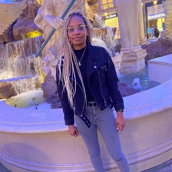 Profile Picture of Candice Keyes (@clkeyewu) on Poshmark