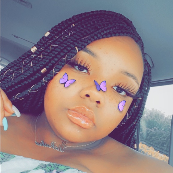 Profile Picture of Larashia Closet (@larashialove) on Poshmark
