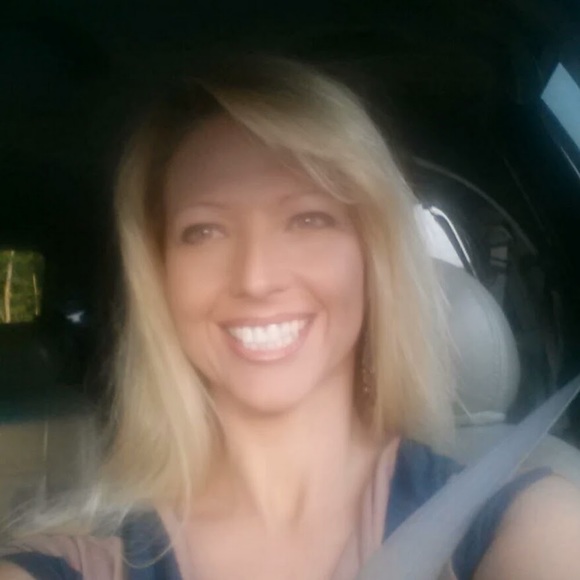 Profile Picture of Karen Bellush (@kabells) on Poshmark