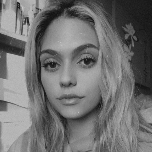 Dolly Cecola - Poshmark Profile Picture of Dolly Cecola (@dollymeatsix) on Poshmark