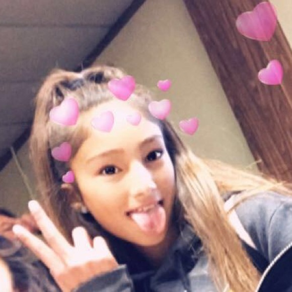 Profile Picture of Samantha Pedroza (@samanthap06) on Poshmark
