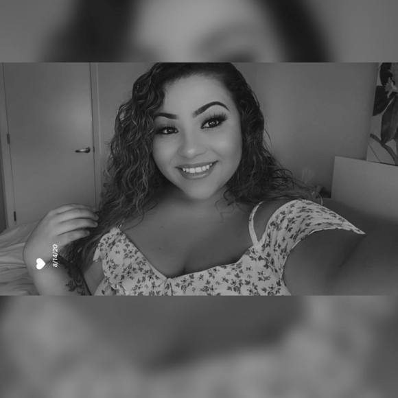 Profile Picture of Mariela Flores (@marielaa_f) on Poshmark