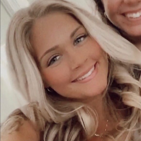 Profile Picture of Alexa Burns (@alexaroseburns) on Poshmark