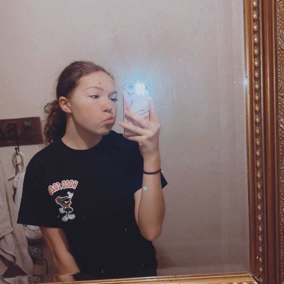 Profile Picture of Abigal Zilliox (@abigaleliz) on Poshmark