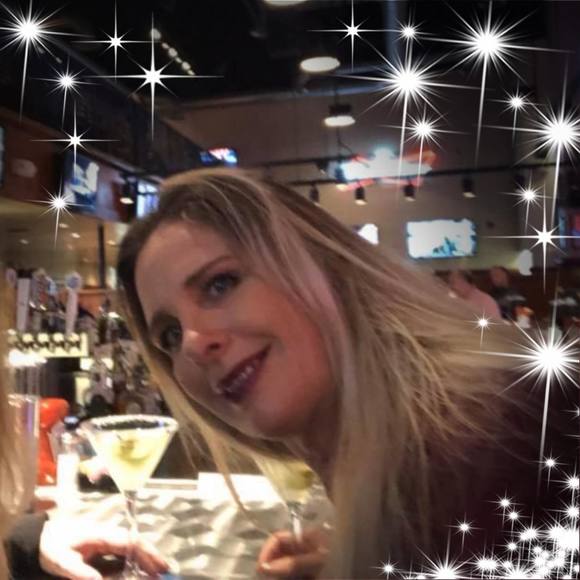 Profile Picture of Danielle Clare (@danielle_clare) on Poshmark