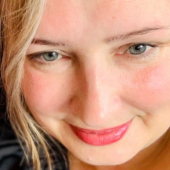 Profile Picture of Danielle Vivier-lounsbury (@aligab28) on Poshmark