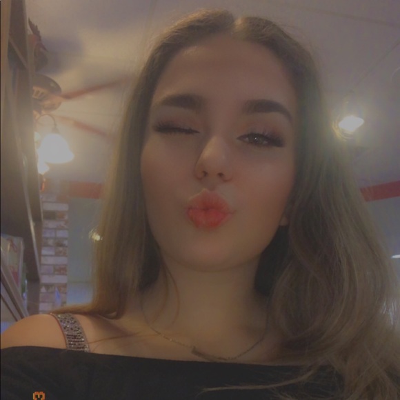 Profile Picture of Ariana Santos (@arisantos316) on Poshmark