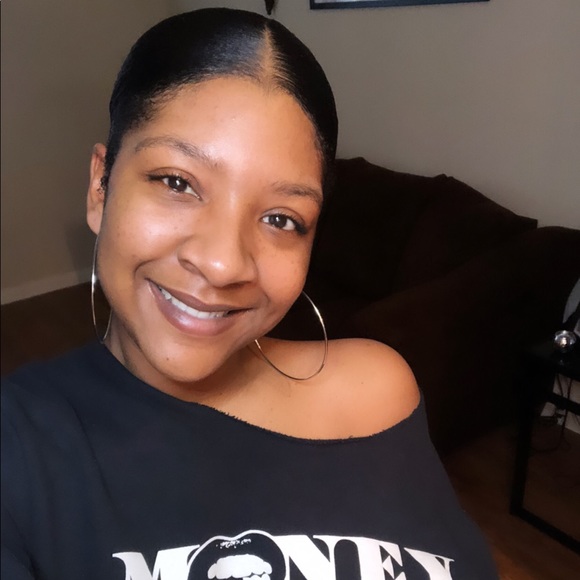 Profile Picture of Chena C (@chenacapri) on Poshmark