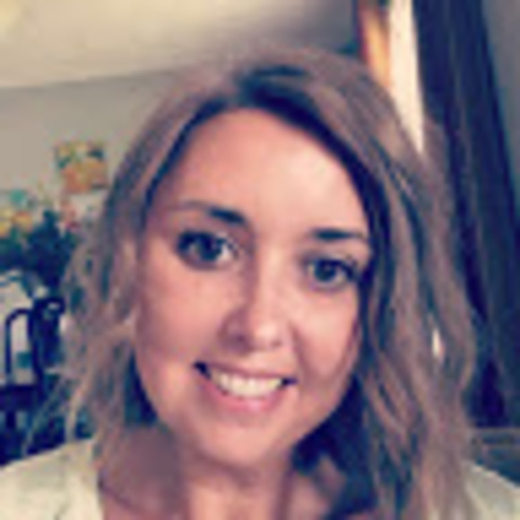 Profile Picture of Lisa Boyer (@lisanboyer) on Poshmark