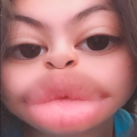 Profile Picture of Nicole Tovar (@nmtovar678) on Poshmark