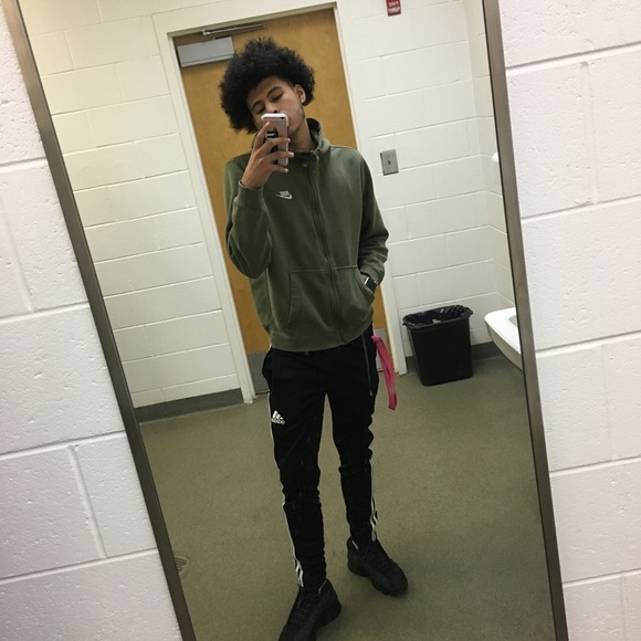 Profile Picture of Aaron Chinga (@aaronchinga) on Poshmark