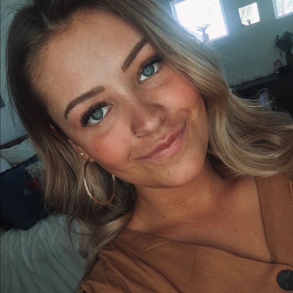 Profile Picture of Holly Axtell (@hollyaaxtell) on Poshmark