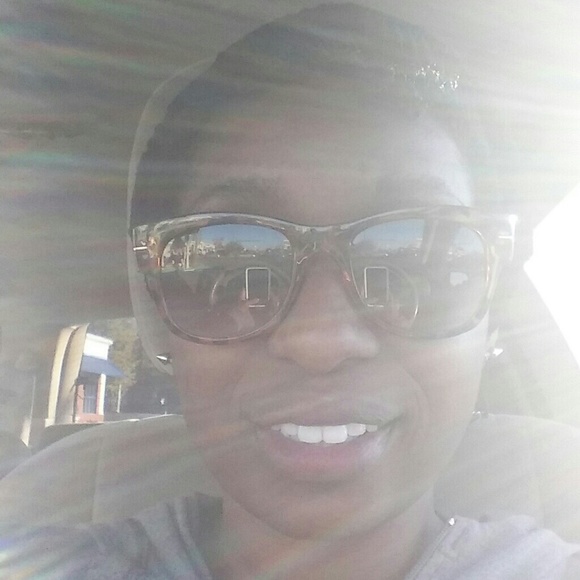 Profile Picture of Alphia Sauer (@alphia) on Poshmark