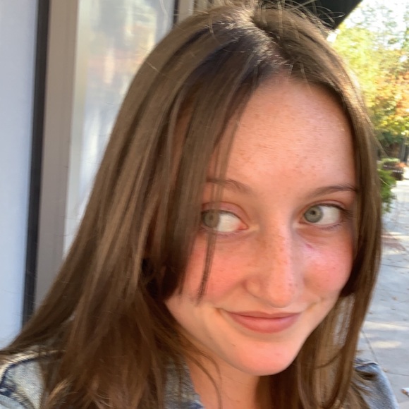 Profile Picture of Lily Aaberg (@lilyannabelle41) on Poshmark