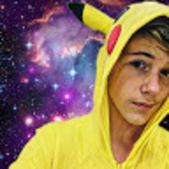 Profile Picture of Dennis Agular (@heyyitsdennis) on Poshmark