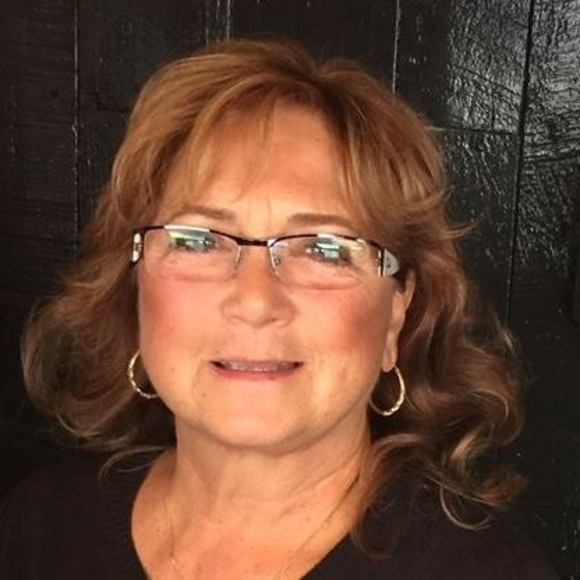 Profile Picture of Carolyn Nestor (@crotsen) on Poshmark