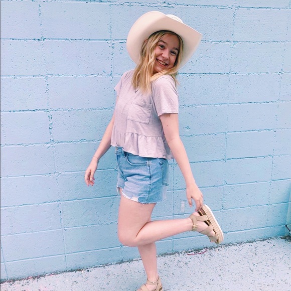 Profile Picture of Chloe Bryant (@chloepbryant) on Poshmark