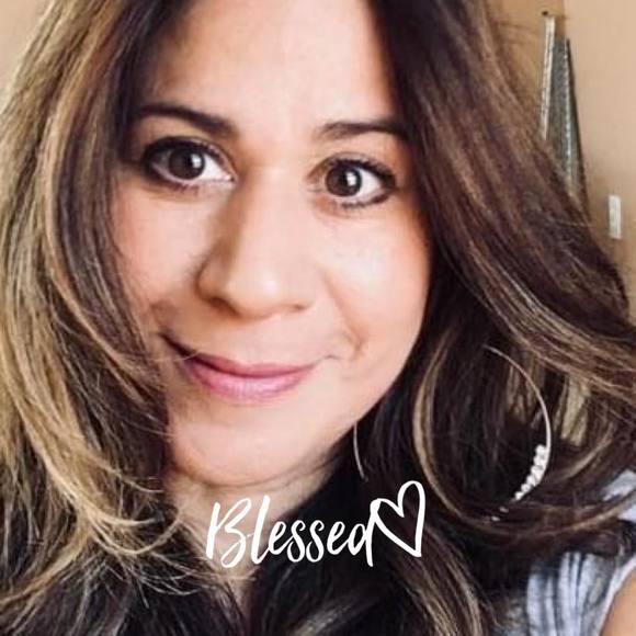 Profile Picture of Linda Aillon (@lindapuzzles) on Poshmark