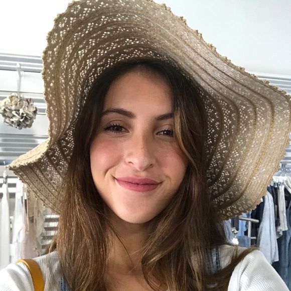 Profile Picture of Ana Cuffia (@acuffia) on Poshmark