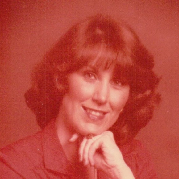 Profile Picture of Beth Furlough (@shastaholly) on Poshmark