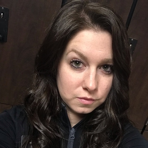 Profile Picture of Stephanie Weitzenkorn (@sbweitzy2090) on Poshmark
