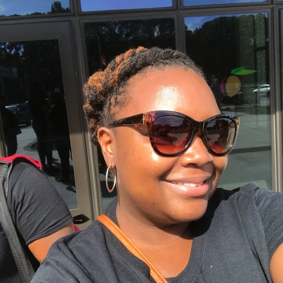 Profile Picture of Hiliary Johnson (@hiliaryjsells) on Poshmark