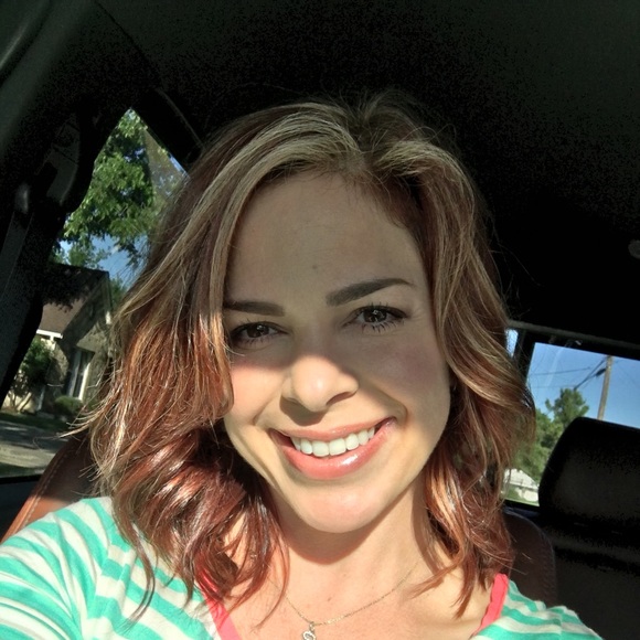 Profile Picture of Kimberly Hutchins (@khutch77) on Poshmark