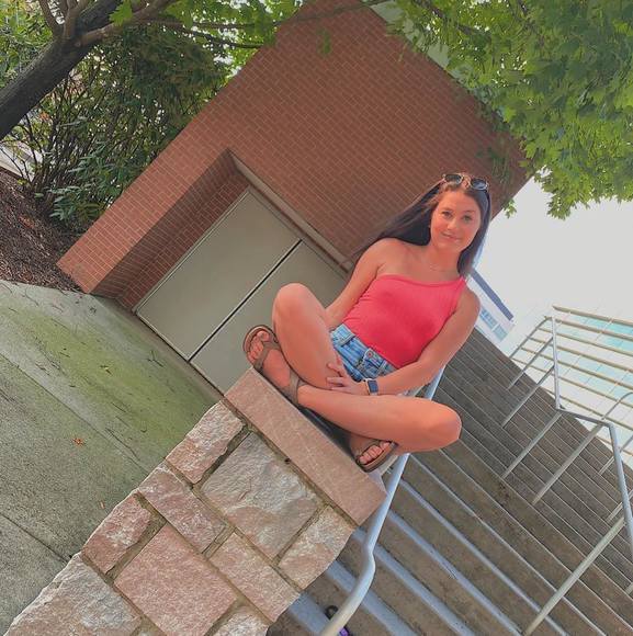 Profile Picture of Miranda Wolfe (@thatgirlmirr) on Poshmark