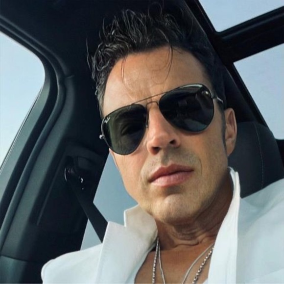 Profile Picture of Mario Barbish (@mariobarbish) on Poshmark