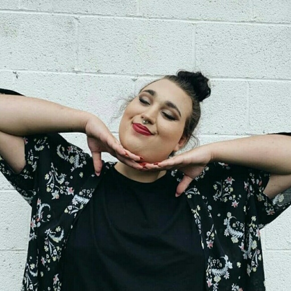 Profile Picture of Danielle Roark (@danielleroark53) on Poshmark