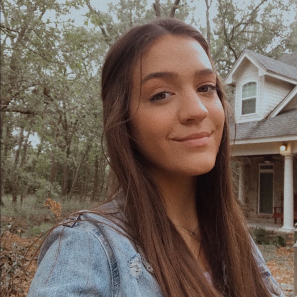 Profile Picture of Rachel Goade (@rgoade) on Poshmark