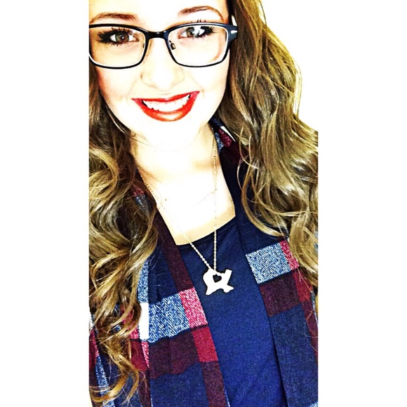 Profile Picture of Jade Aardal (@jadeaardal) on Poshmark