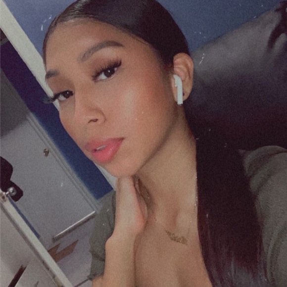 Profile Picture of Karen Lima (@karenxo87) on Poshmark