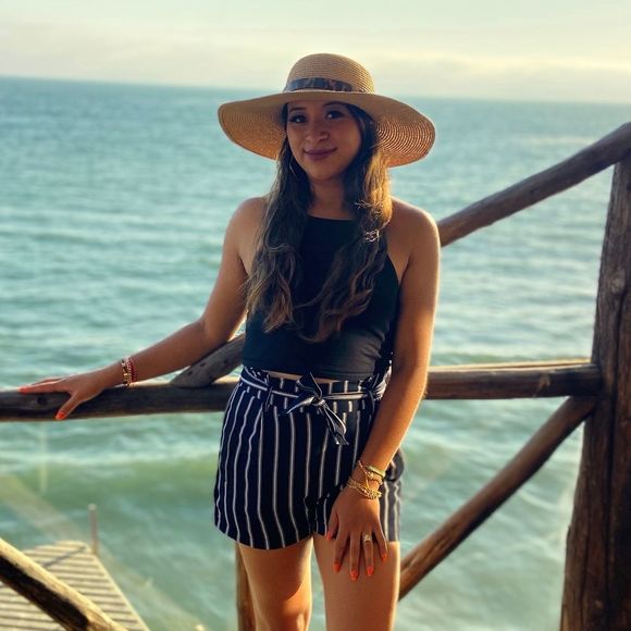 Daisy Batten - Poshmark Profile Picture of Daisy Batten (@daisyelena_2) on Poshmark