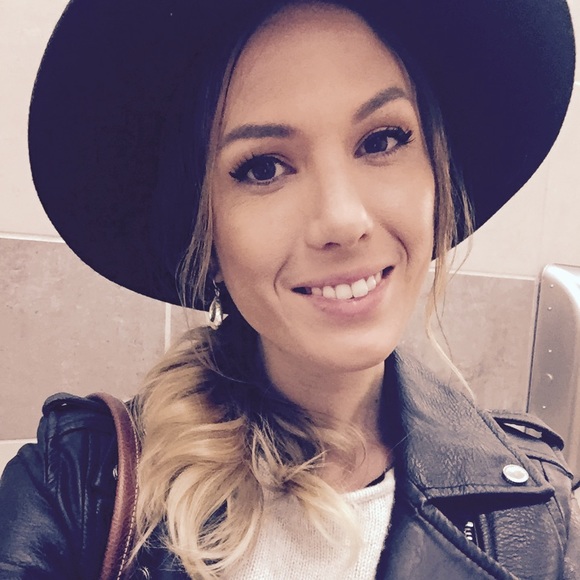 Profile Picture of Erika Powell (@loveerikalynn) on Poshmark