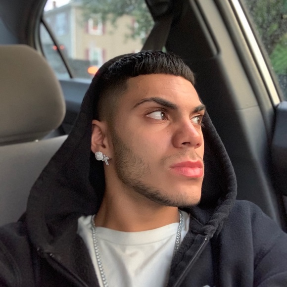 Profile Picture of Chris Pires (@chrispires521) on Poshmark