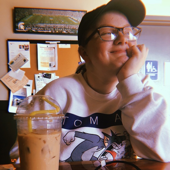 Profile Picture of Shay Athayde (@shaylyn15) on Poshmark