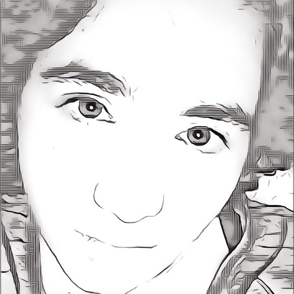 Profile Picture of Jenn Hoghtshoe (@kiro696) on Poshmark