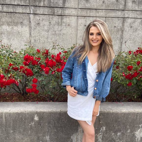 Profile Picture of Julia Zimny (@juliazimny) on Poshmark