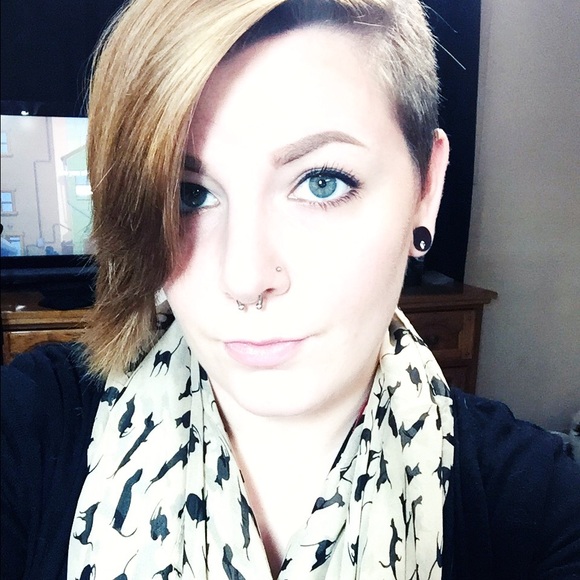 Profile Picture of Brianne Nordin (@br1zzl3) on Poshmark