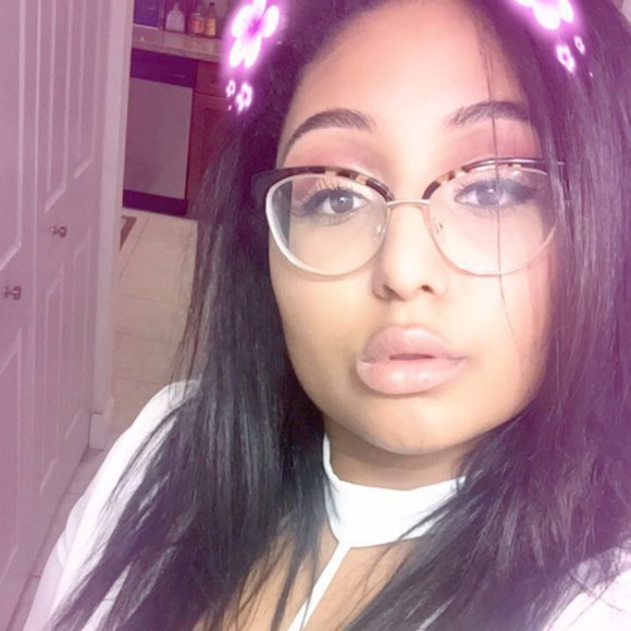 Profile Picture of Stephanie Scull (@stephaniescull) on Poshmark